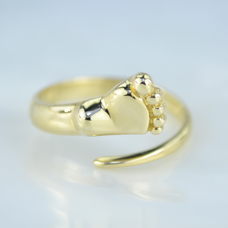 Легковесное безразмерное золотое кольцо с пяточкой ребёнка без вставок из жёлтого золота (Вес: 2,5 гр.)