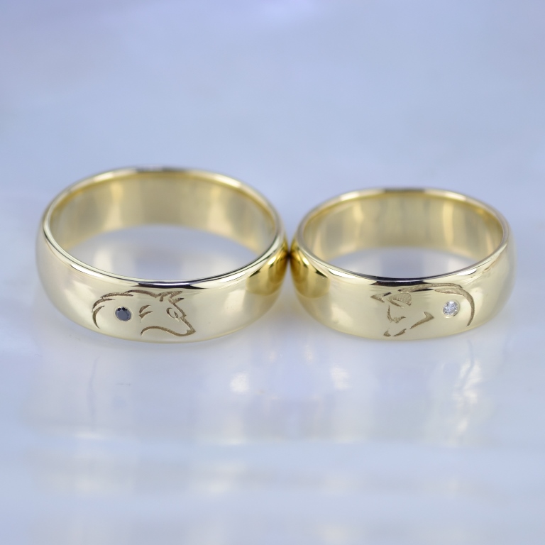 Обручальные кольца с изображением волка и волчицы из жёлтого золота с бриллиантами (Вес пары: 12 гр.)
