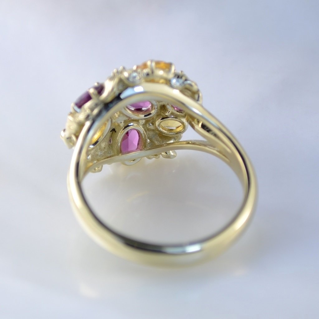 Женское золотое кольцо в виде цветка на заказ из жёлтого золота с бриллиантами, родолитом и цитрином (Вес: 6 гр.)