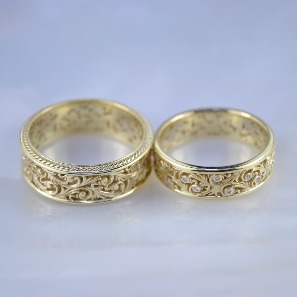 Обручальные кольца из жёлтого золота с рельефным узором мужское без камней женское с камнями (Вес пары: 15 гр.)