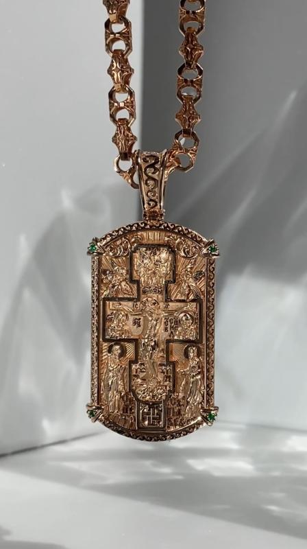 Православный нательный жетон икона с ликами святых и молитвой из красного золота с изумрудами