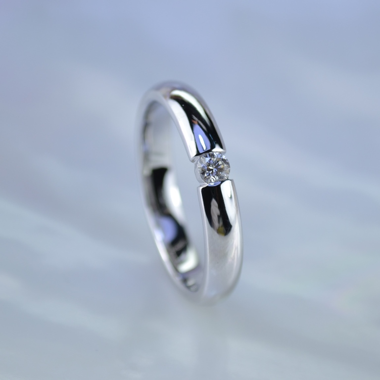 Классическое кольцо для предложения руки и сердца из белого золота с бриллиантом 0,164 карат (Вес: 7 гр.)