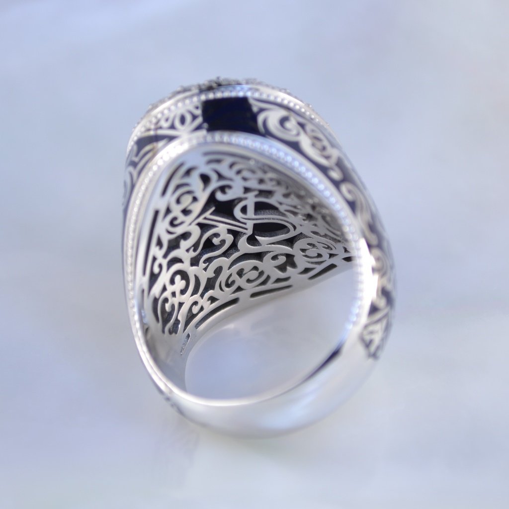 Эксклюзивный именной мужской перстень с крупным сапфиром, эмалью и инициалами (Вес: 24 гр.)