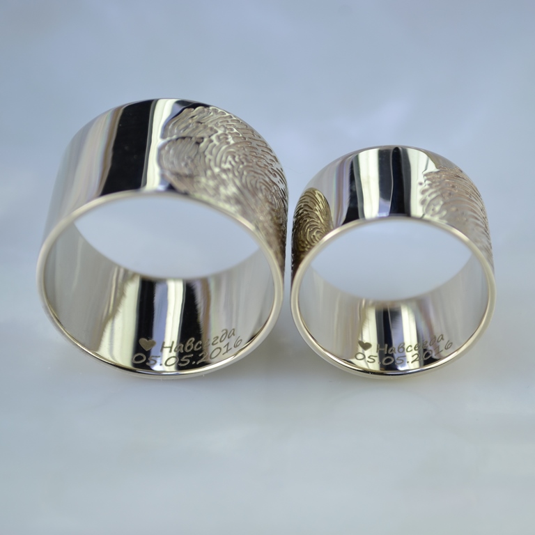 Широкие обручальные кольца с отпечатками пальцев жениха и невесты (Вес пары: 20 гр.)