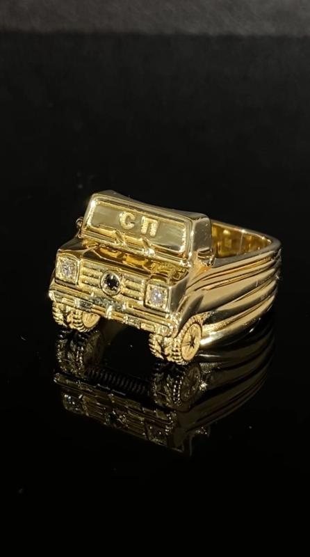 Мужская печатка Джип из желтого золота с бриллиантами