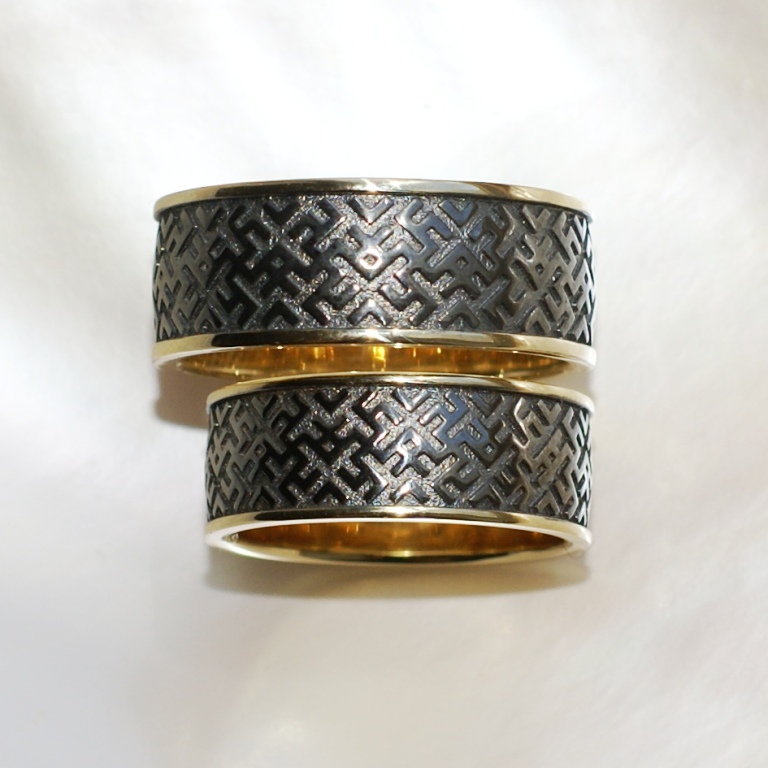 Ювелирная мастерская Nota-Gold изготовила на заказ обручальные кольца со славянской символикой.