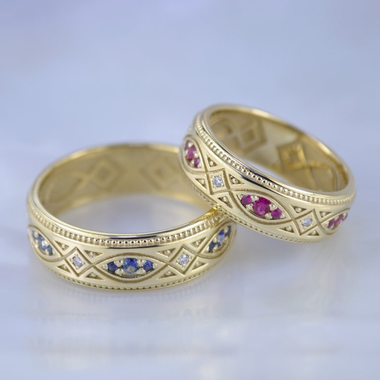 Обручальные кольца Шик с сапфирами, рубинами и эмалью (Вес пары: 12 гр.)