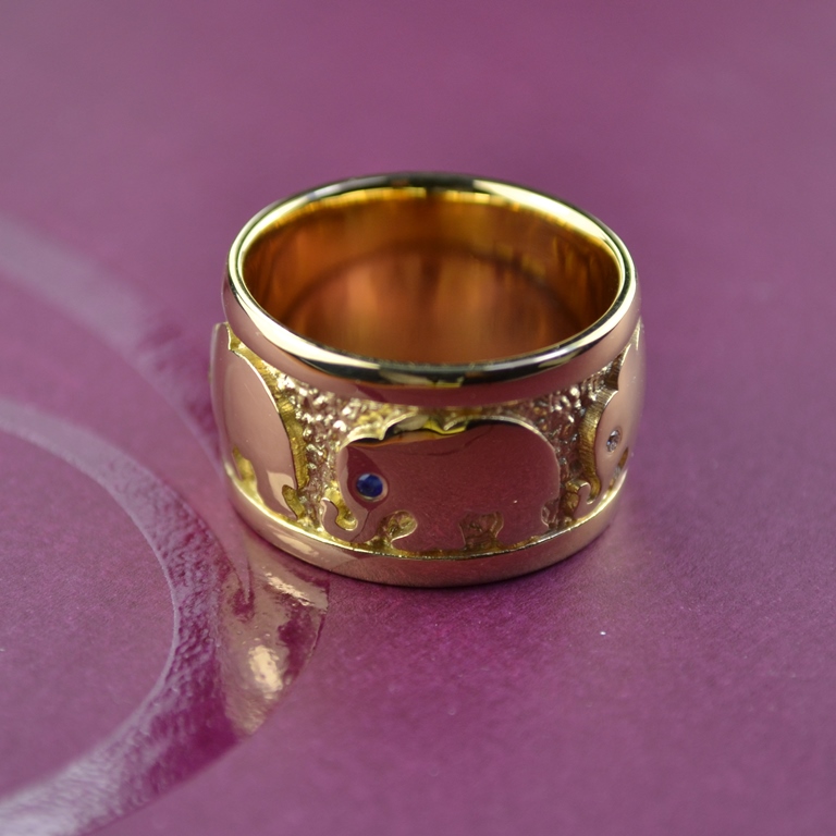 Широкое женское кольцо со слониками с драгоценными камнями (Вес: 14,5 гр.)