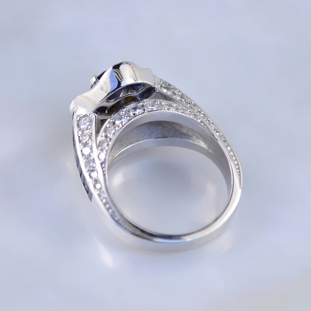 Эксклюзивное женское кольцо из белого золота с сапфирами и бриллиантами (Вес: 10 гр.)