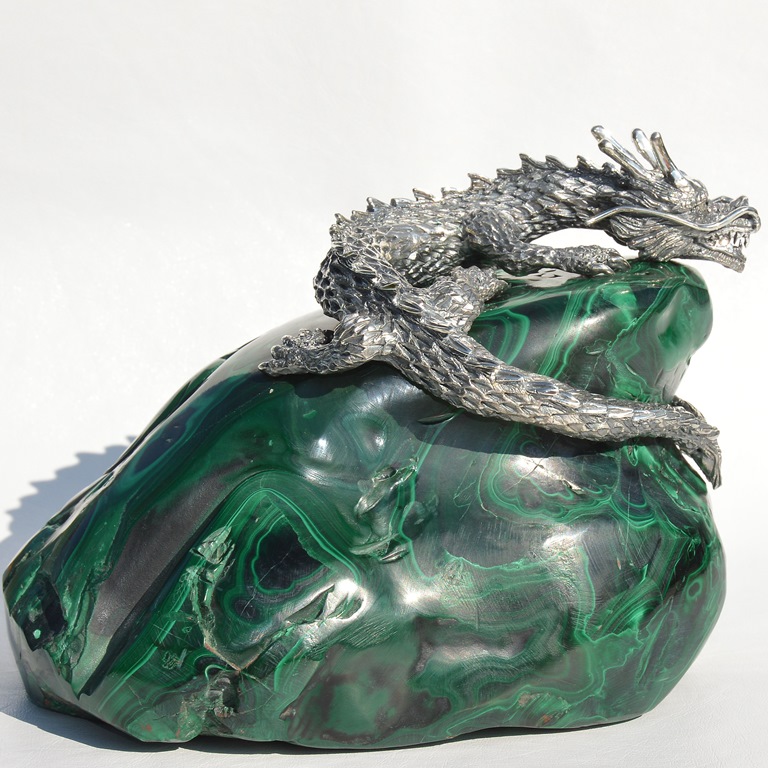Подарочная статуэтка дракона из серебра 925 пробы на камне малахит (Вес: 300 гр.)