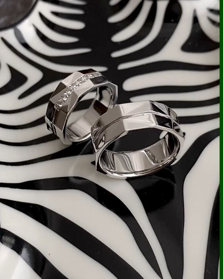 Гранёные обручальные кольца из белого золота с бриллиантами в женском кольце