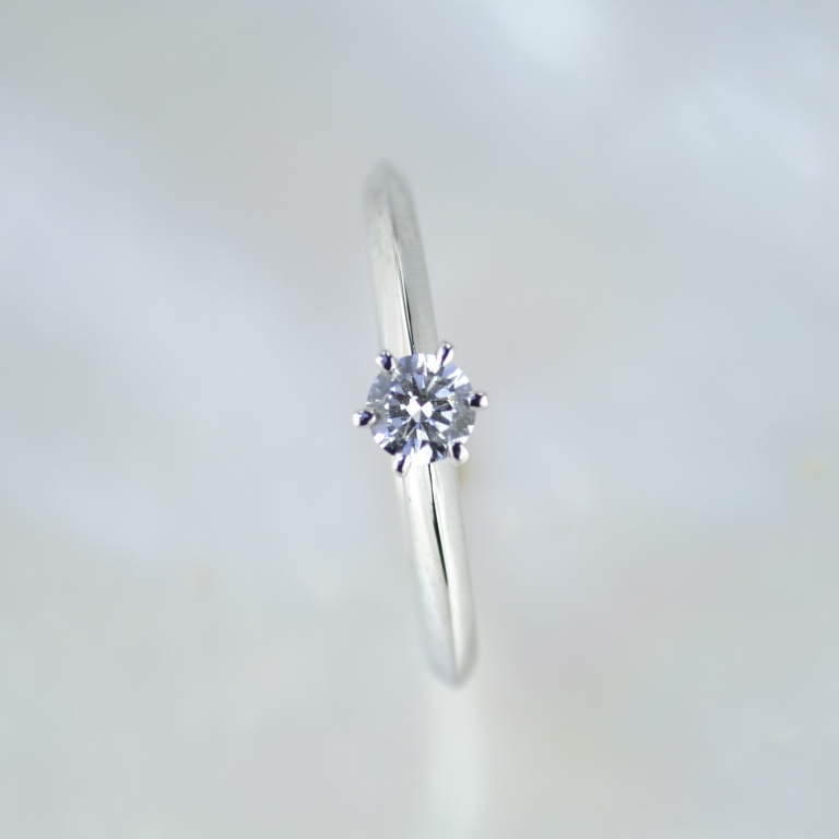 Классическое помолвочное кольцо из белого золота с крупным камнем бриллиантом 0,24 карат (Вес: 2,55 гр.)