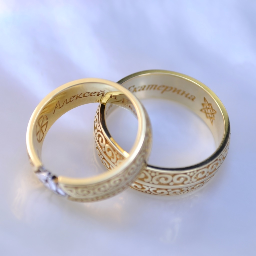 Обручальные кольца с узором, гравировкой имён и символом семьи Свадебник (Вес пары 13 гр.)