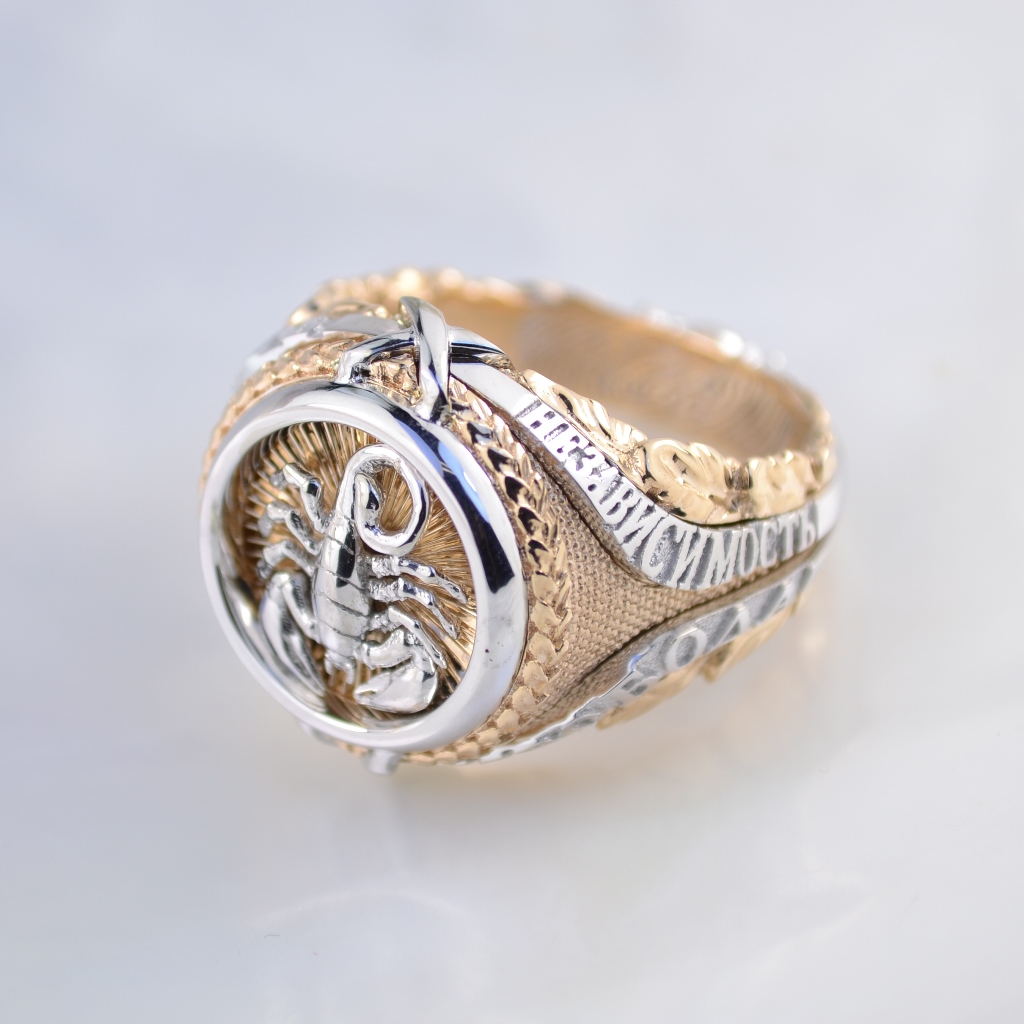 Мужское золотое кольцо-печатка со скорпионом, гравировкой и отпечатком пальца (Вес: 31,5 гр.)
