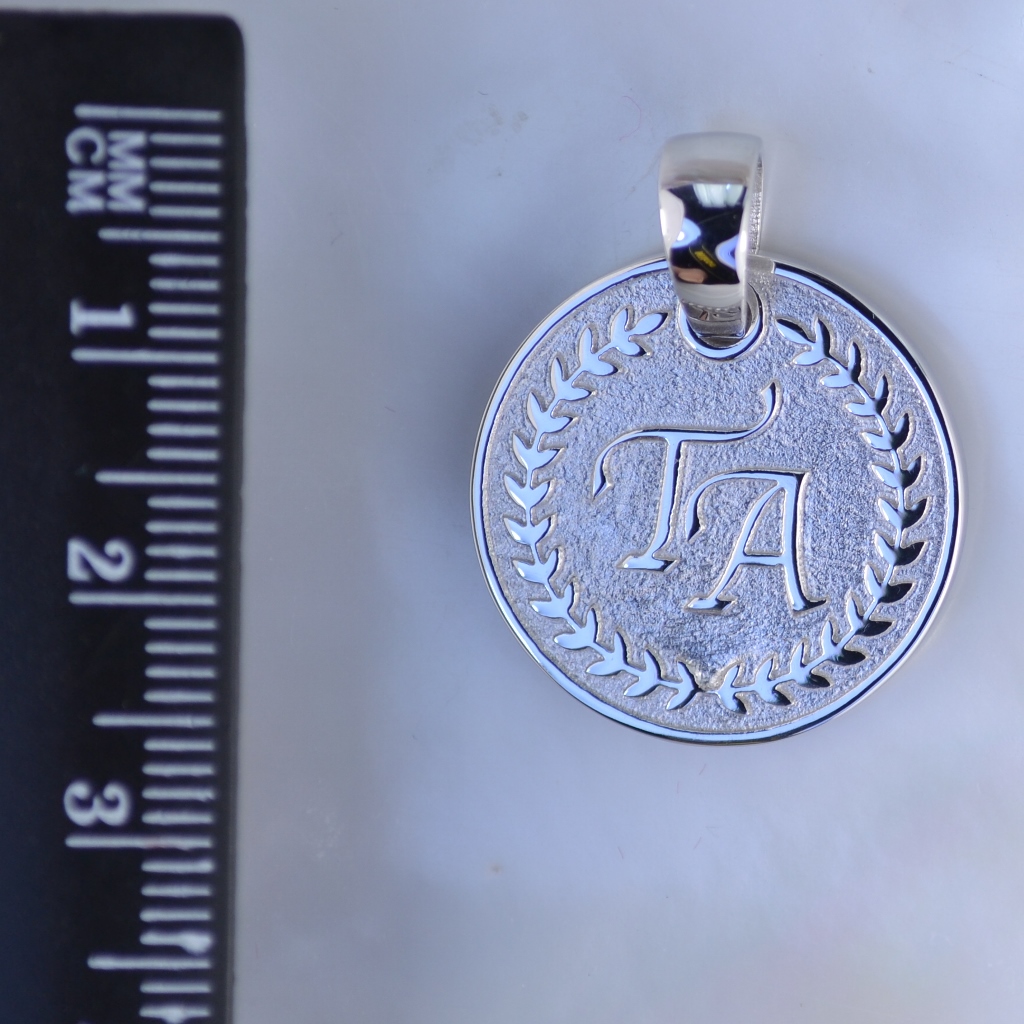 Кулон-медаль с инициалами из белого золота с личной гравировкой (Вес: 12 гр.)
