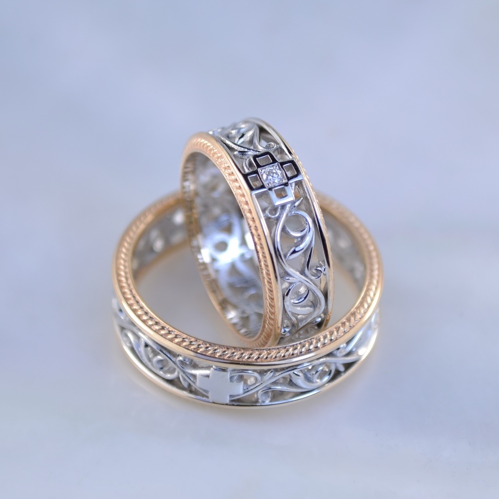 Двухцветные православные обручальные кольца из красно-белого золота с узором и бриллиантом (Вес пары 9,5 гр.)