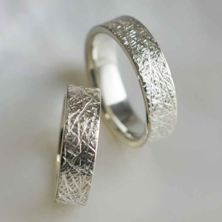 Ювелирная мастерская Nota-Gold изготовила на заказ серебряные обручальные кольца с текстурным рисунком