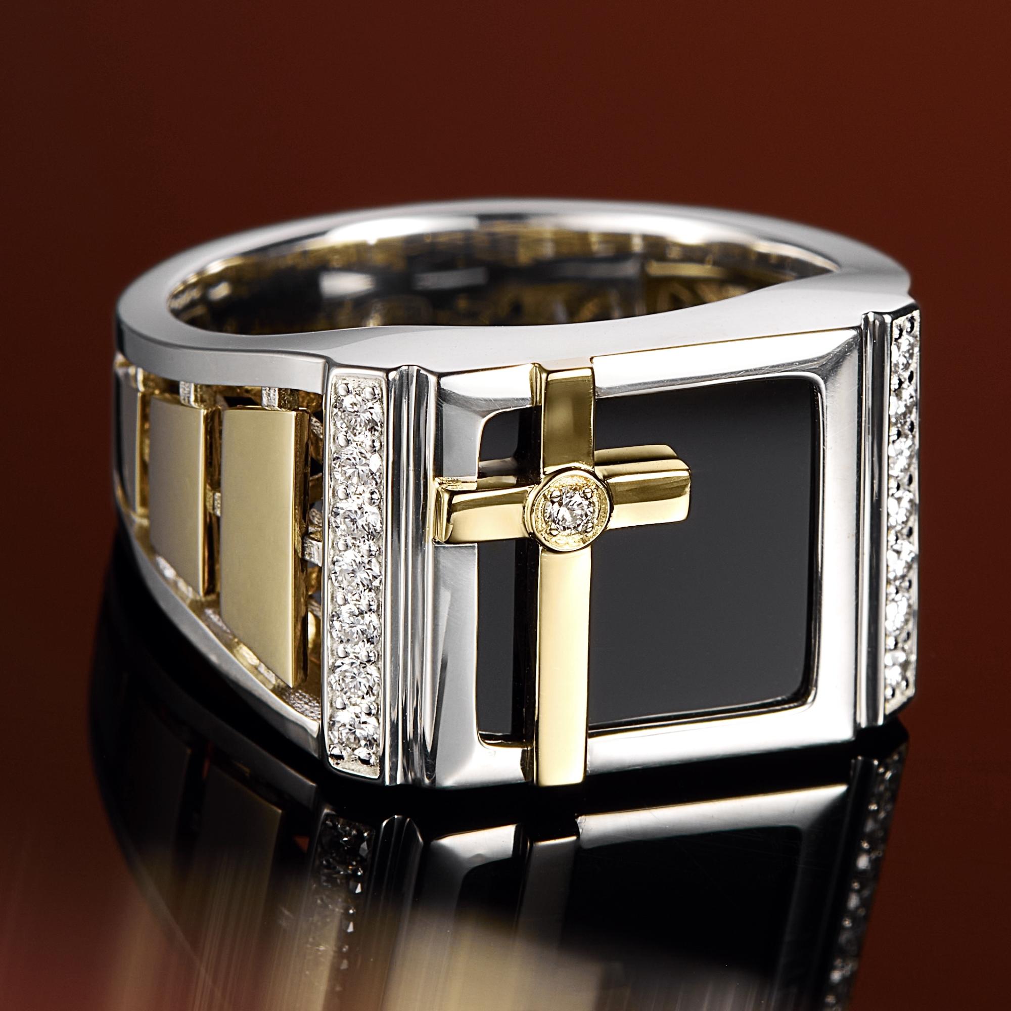 Мужской перстень печатка Крест из двух видов золота с бриллиантами и ониксом Мужской перстень печатка Крест из двух видов золота с бриллиантами и ониксом