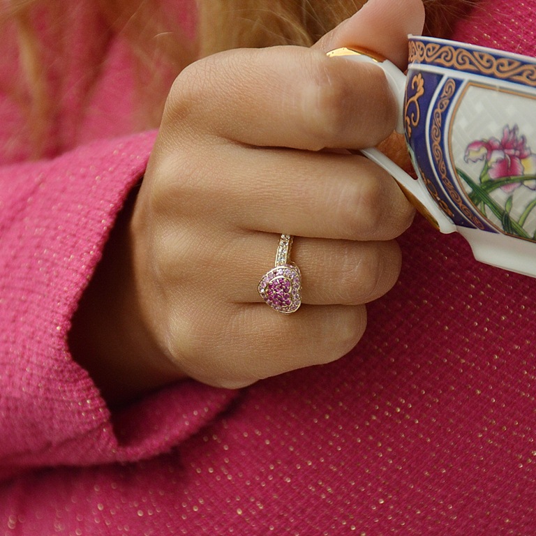 Кольцо женское Сердечко с инкрустацией рубинами и бриллиантами 0,267 карат (Вес: 7 гр.)