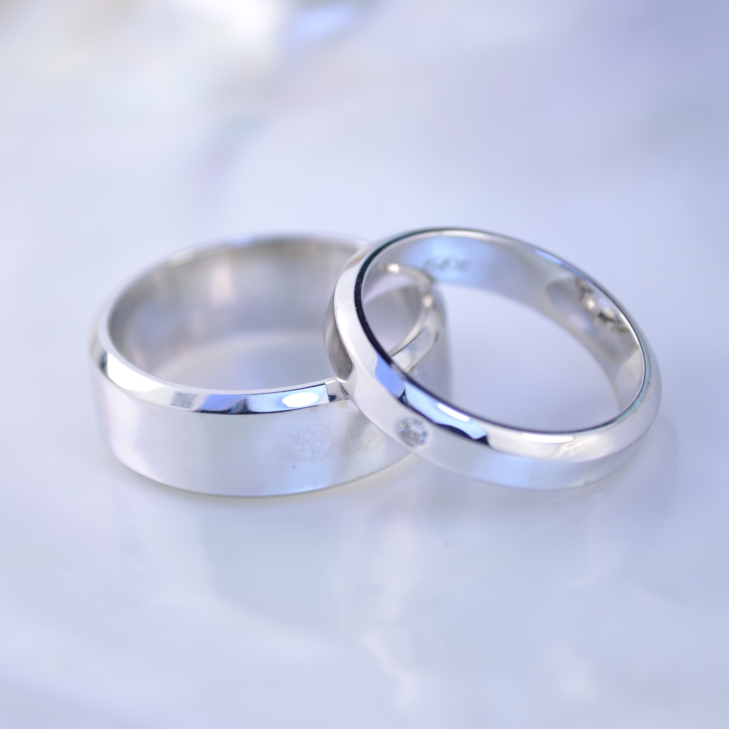 Обручальные кольца из белого золота с бриллиантом в женском кольце (Вес пары: 12 гр.)