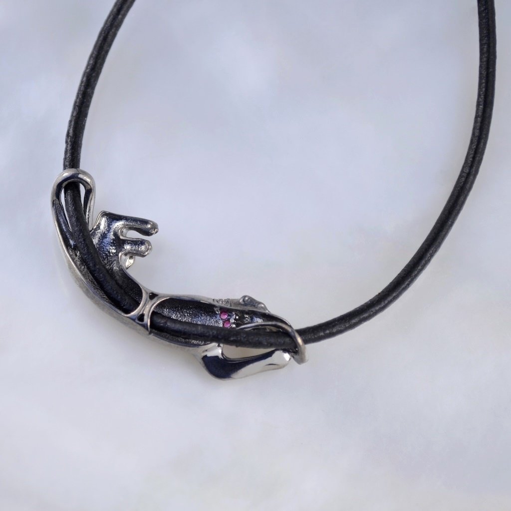 Эксклюзивная подвеска на цепочку или шнурок Чёрная пантера с изумрудом и рубинами на заказ (Вес: 4 гр.)
