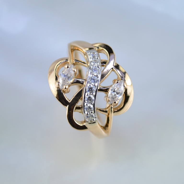 Женское кольцо из двухцветного золота с бриллиантами в виде цветка (Вес: 3,6 гр.)