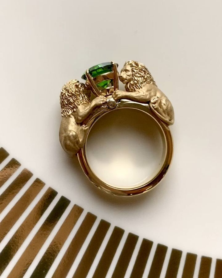 Мужской перстень из желтого золота с двумя львами и съёмным драгоценным камнем Заказчика