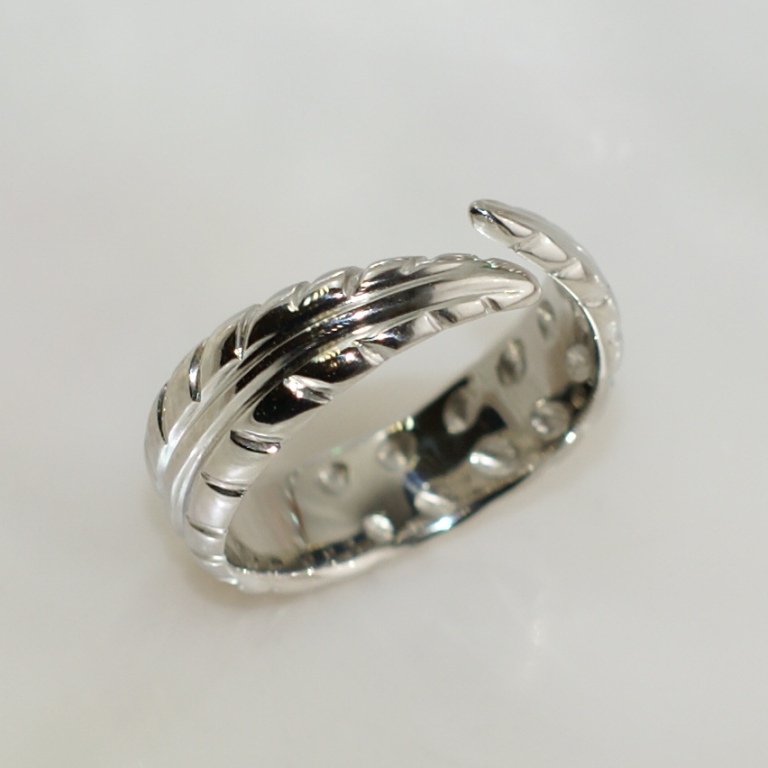 Ювелирная мастерская Nota-Gold изготовила на заказ платиновое женское кольцо.