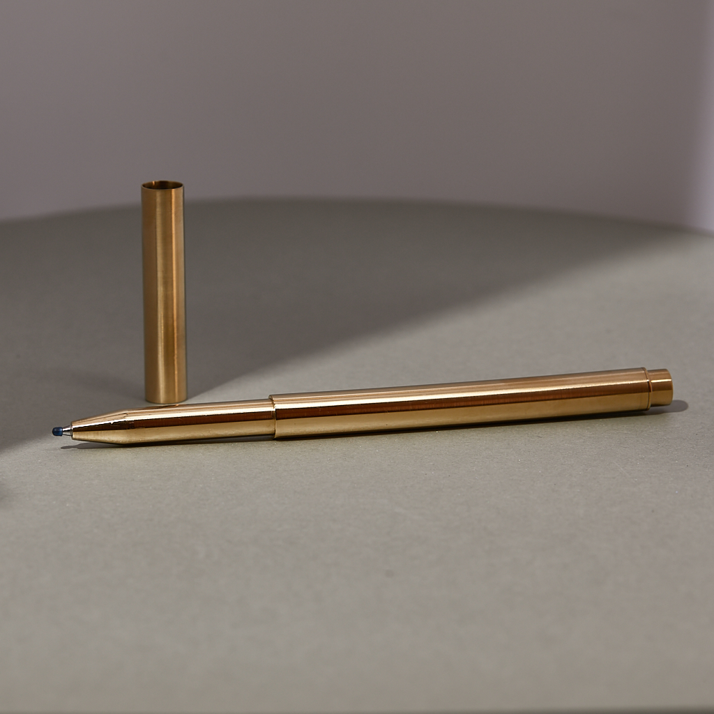 Сувенирная шариковая ручка из жёлтого сатинированного золота с поворотным механизмом классического дизайна (Вес 44 гр.)