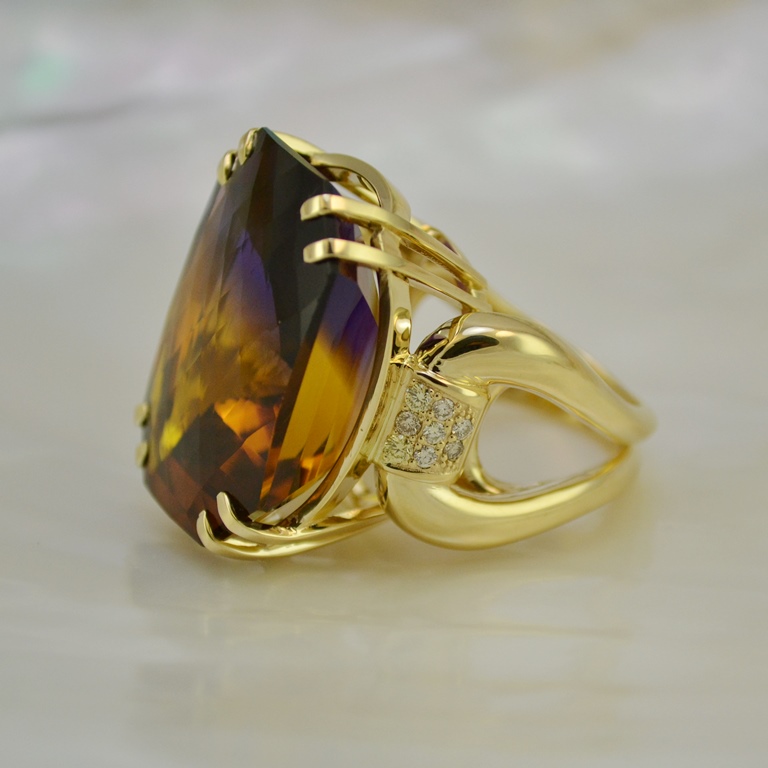 Женское кольцо с аметрином и бриллиантами из жёлтого золота (Вес: 31 гр.)