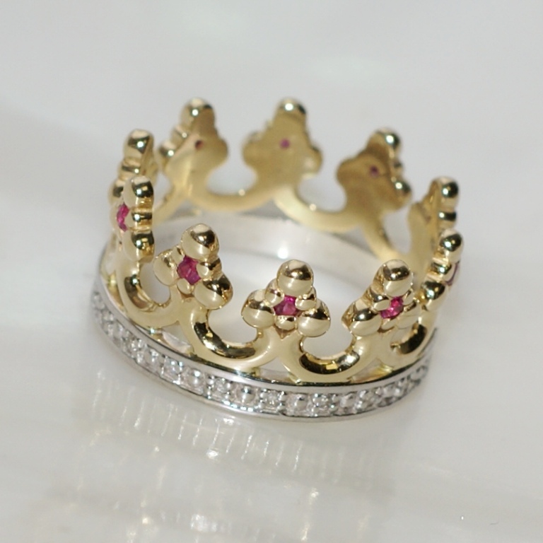 Ювелирная мастерская Nota-Gold изготовила на заказ эксклюзивное женское кольцо.