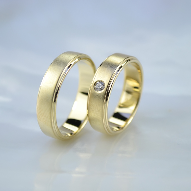 Матовые обручальные кольца с крупным бриллиантом 2,5 мм (Вес пары: 11 гр.)