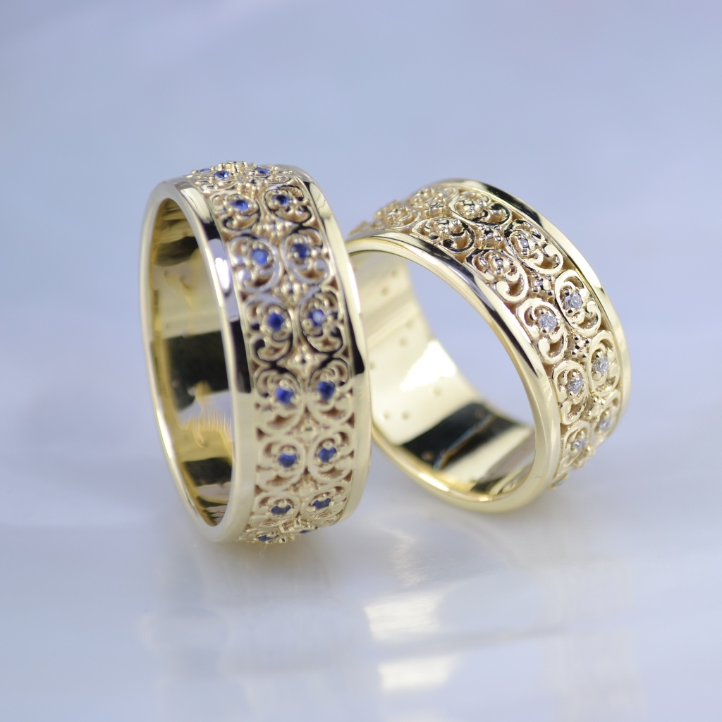 Широкие обручальные кольца из жёлтого золота с узорами и камнями - бриллианты и сапфиры (Вес пары: 15,3 гр.)