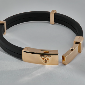 Мужской браслет из черного каучука с золотыми вставками и символом Троицкий узел