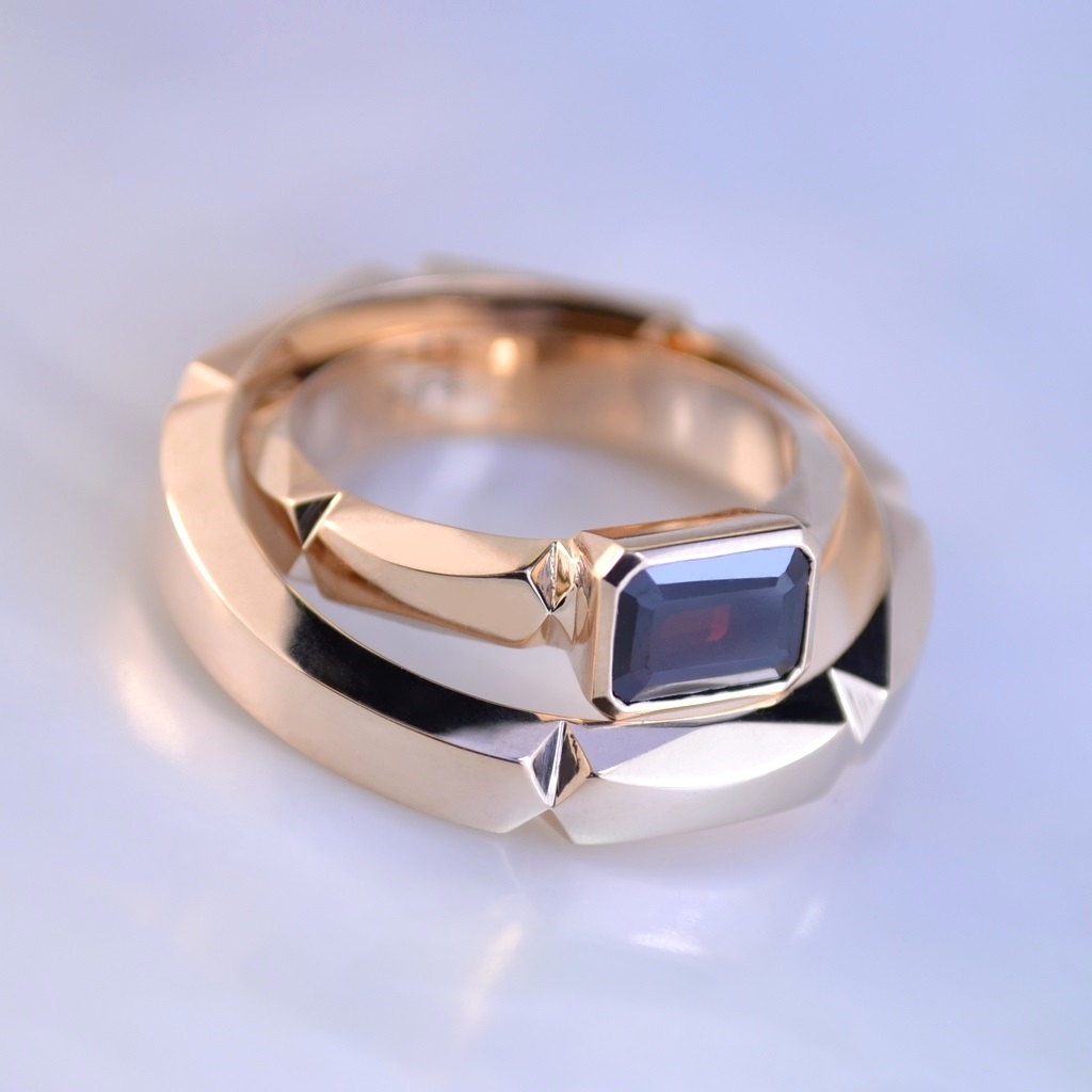 Обручальные кольца из красного золота с рубином в женском кольце (Вес пары 11 гр.)