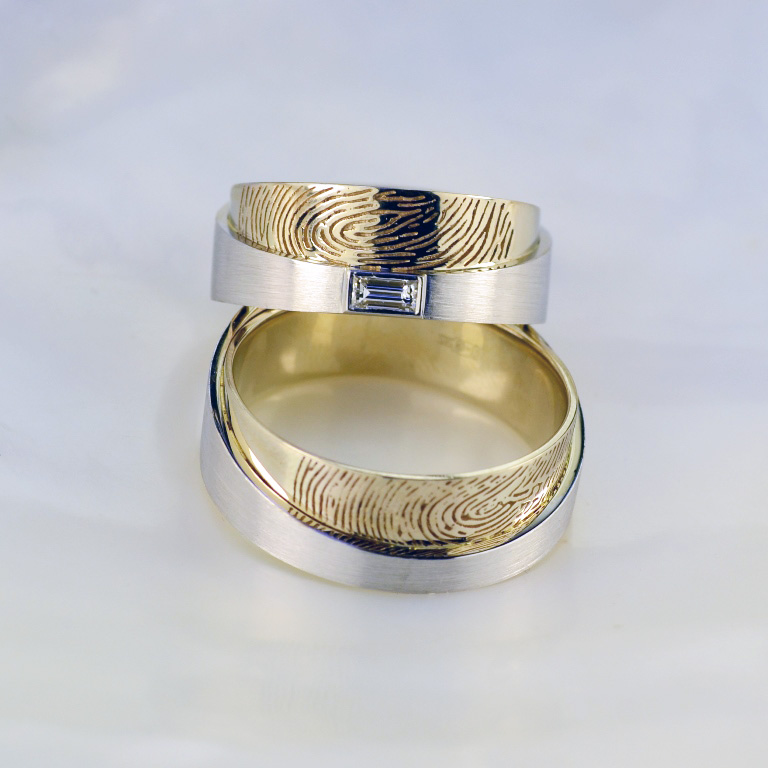 Матированное обручальное кольцо с отпечатками пальцев и бриллиантом багетной огранки (Вес пары: 16 гр.)