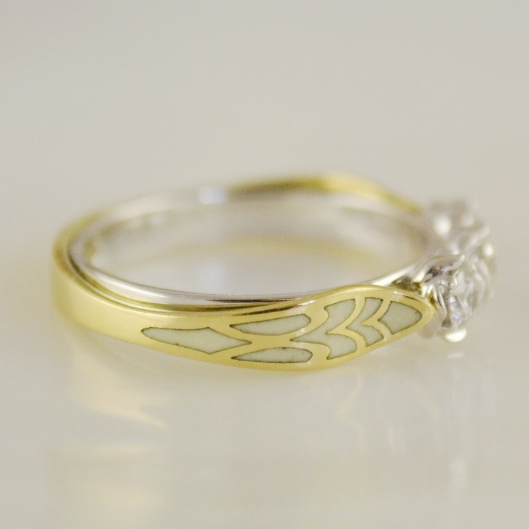 Эксклюзивное Помолвочное кольцо из двухцветного золота с белой эмалью и тремя бриллиантами 0,19 карат в бутонах в виде розы (Вес: 3 гр.)