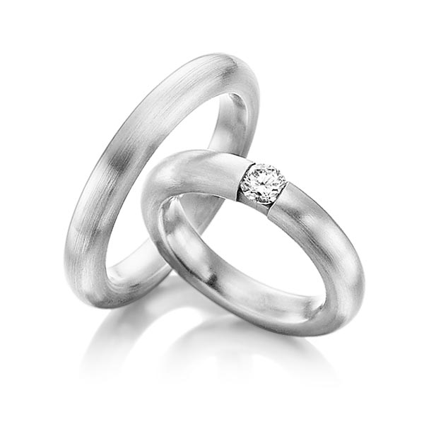 Узкие матовые платиновые обручальные кольца бублики с бриллиантом в женском кольце (Вес пары: 16 гр.)