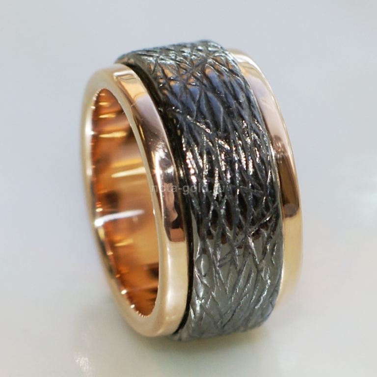 Ювелирная мастерская Nota-Gold изготовила на заказ широкое женское кольцо.