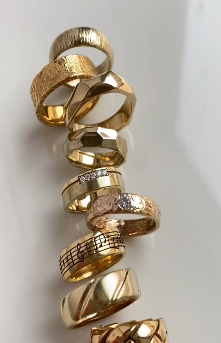 Обручальные кольца из золота с бриллиантами и гравировкой