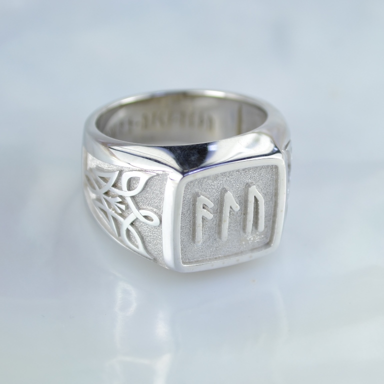 Перстень печатка с рунами из белого золота в подарок сына отцу в знак уважения и благодарности (Вес: 14 гр.)