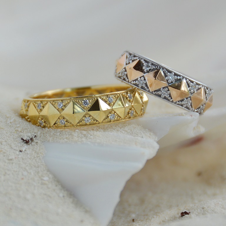 Обручальные кольца с геометрическим узором и бриллиантами на заказ (Вес пары: 11 гр.)