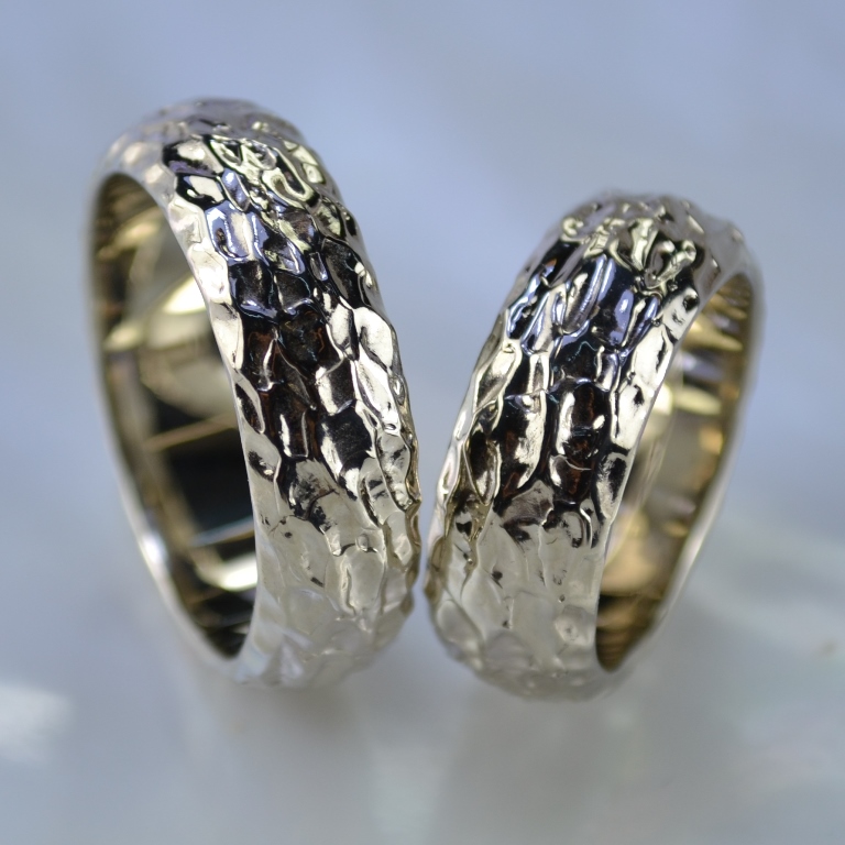 Обручальные кольца с шероховатой поверхностью из белого золота (Вес пары: 23 гр.)