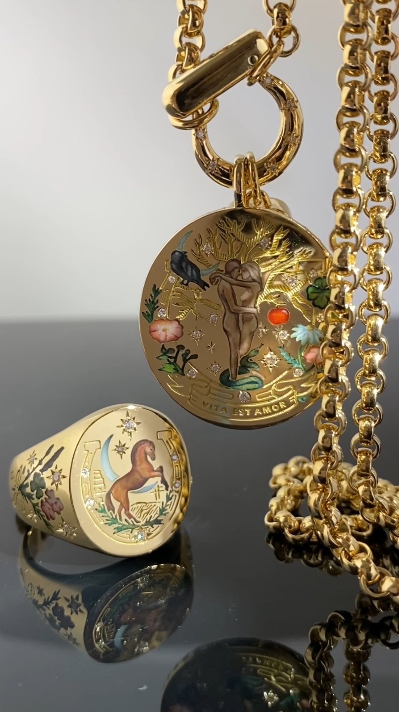 Комплект украшений из желтого золота с бриллиантами и цветной эмалью