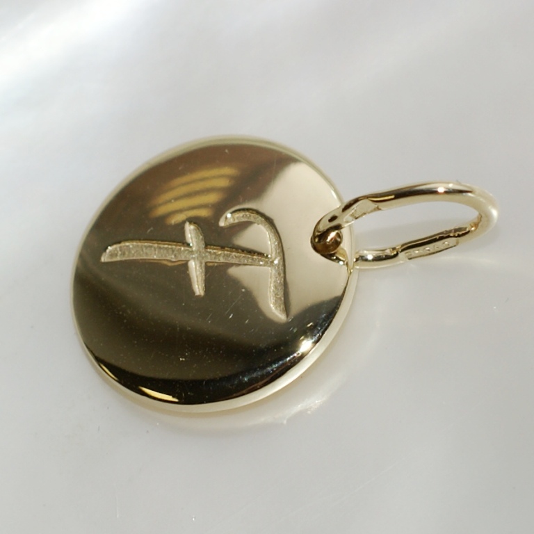 Медаль с монограммой из золота "F"