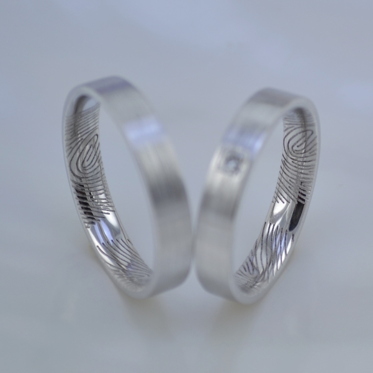 Шершавые обручальные кольца с отпечатками пальцев внутри и бриллиантом принцесса из платины (Вес пары: 15 гр.)