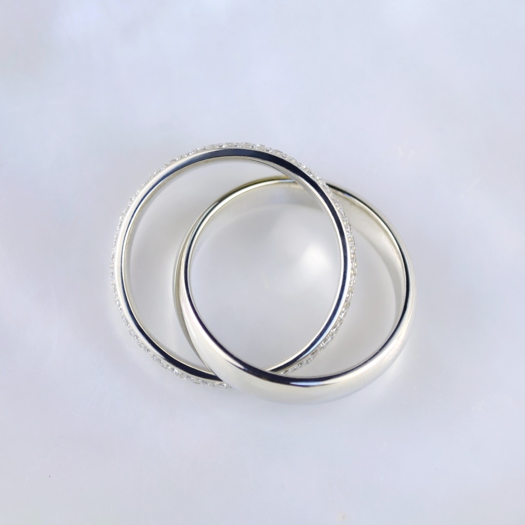 Женское двойное кольцо из белого золота с бриллиантами (Вес: 8 гр.)