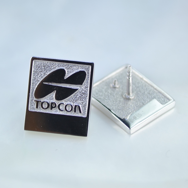 Значки из серебра с логотипом компании покрытие родий (вес 2,1 гр.)