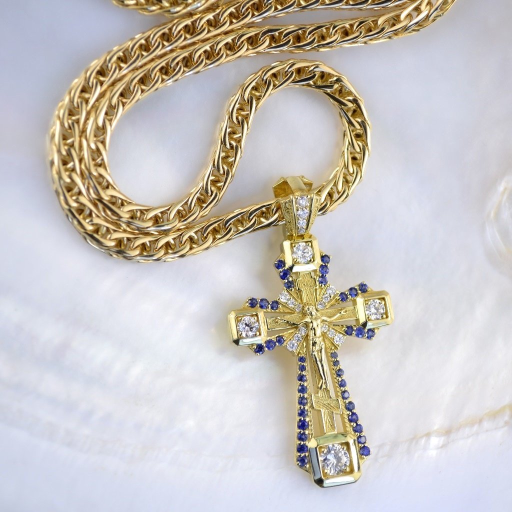 Нательный крест из жёлтого золота с распятием и камнями на золотой цепочке плетения Колос (Вес: 47,5 гр.)
