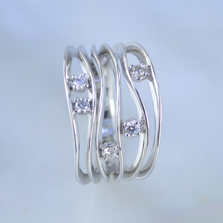 Женское кольцо из белого золота с бриллиантами (Вес: 6 гр.)